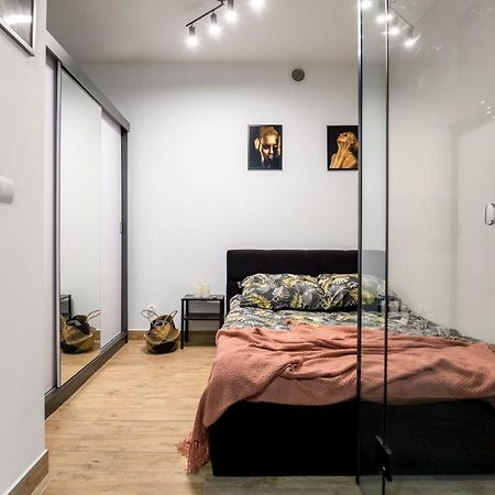 לודז' Wyjatkowy Apartament Z Prysznicem Posrodku Na Wyjatkowe Wieczory - Dostep Na Kod, Parking מראה חיצוני תמונה